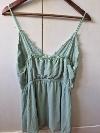 Camisa tirantes verde con encaje
