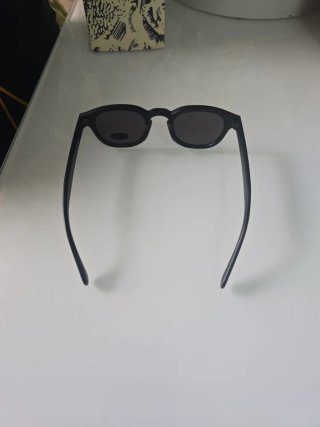 Gafas de sol negras y grises