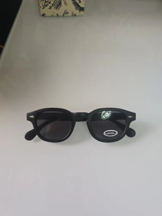 Gafas de sol negras y grises