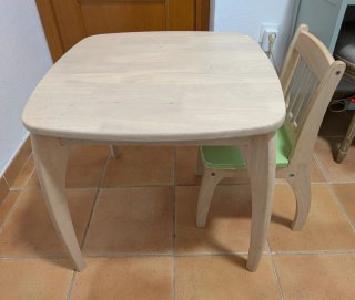 Silla infantil madera y asiento verde