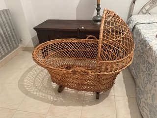 Precioso Moisés de mimbre antiguo restaurado
