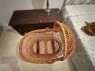 Precioso Moisés de mimbre antiguo restaurado