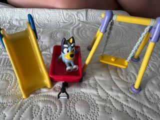 Juguete Bluey con Carro y Columpio