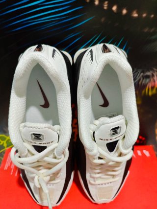 Zapatillas Nike Shox R4 Negras y Blancas