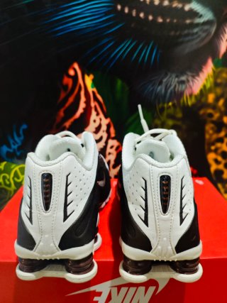 Zapatillas Nike Shox R4 Negras y Blancas