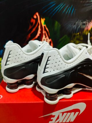 Zapatillas Nike Shox R4 Negras y Blancas