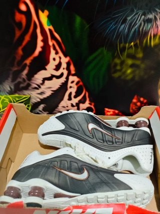 Zapatillas Nike Shox R4 Negras y Blancas