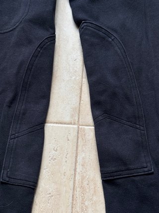 Pantalón equitación negro, con bolsillo.