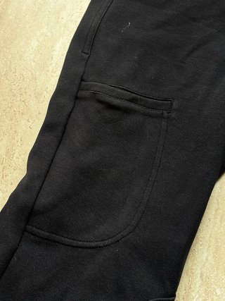 Pantalón equitación negro, con bolsillo.