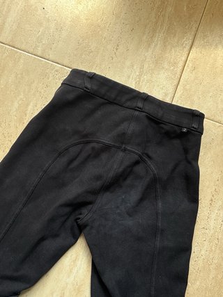 Pantalón equitación negro, con bolsillo.