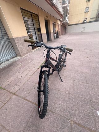 Bici de Montaña Negra y Roja