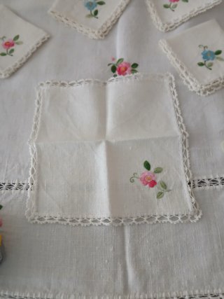 Mantel de mesa bordado flores