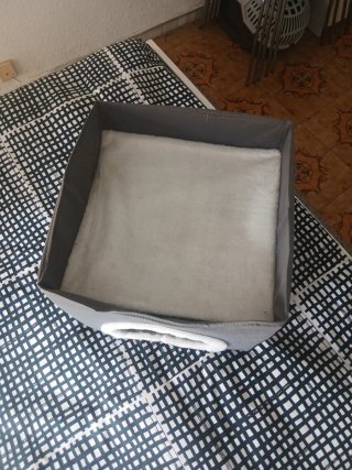 Casa para gato gris y blanco