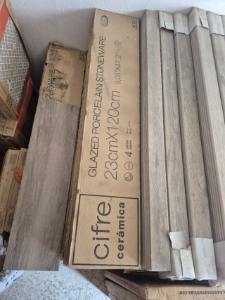 Baldosas porcelanico imitación madera + rodapies