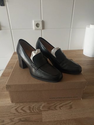 Zapatos de tacón Unisa negros.