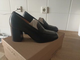 Zapatos de tacón Unisa negros.