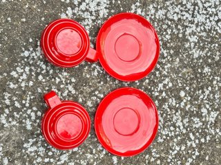 Taza grande de café con plato