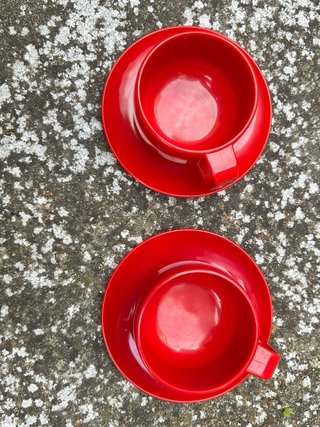 Taza grande de café con plato