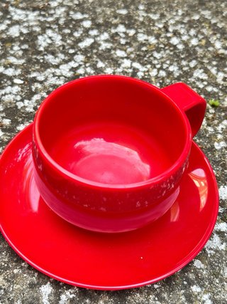 Taza grande de café con plato
