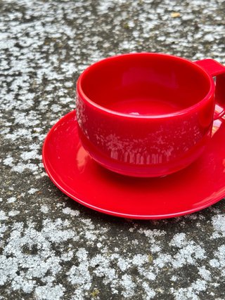 Taza grande de café con plato