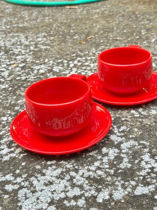 Taza grande de café con plato