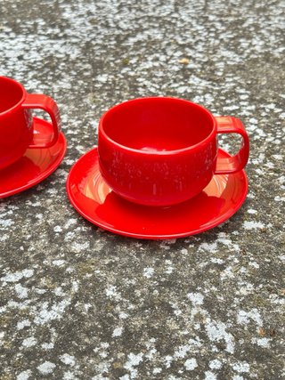 Taza grande de café con plato