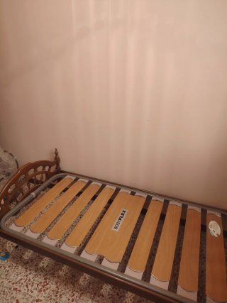 Cama individual con somier de madera
