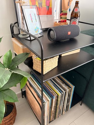 Mueble de acero lacado para vinilos y tocadiscos