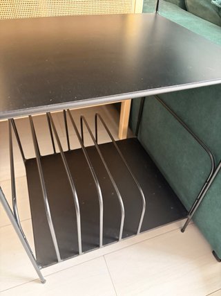 Mueble de acero lacado para vinilos y tocadiscos
