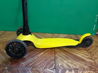 Patinete amarillo de 3 ruedas