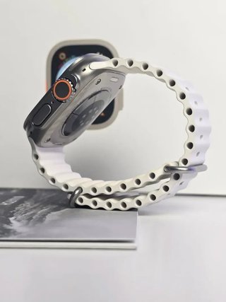 Apple Watch Ultra con cinturino bianco