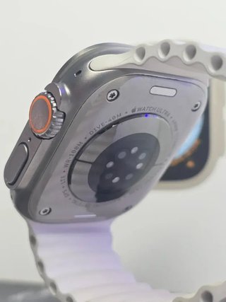 Apple Watch Ultra con cinturino bianco