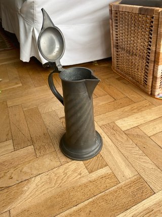 Jarra de zinc antigua Alto: 24 cm Ancho base: 13