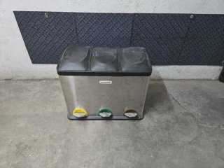 Cubo de basura metálico con 3 compartimentos