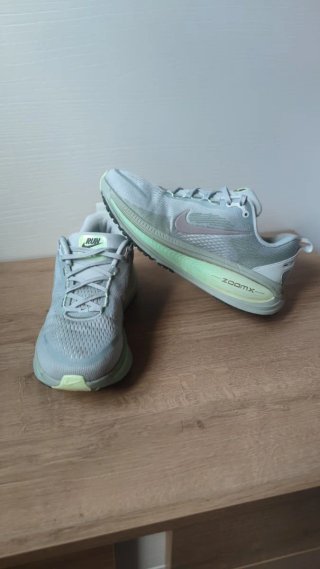 Nike Vomero 18 - Talla 40 EU
