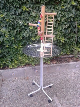 Soporte para loros con ruedas
