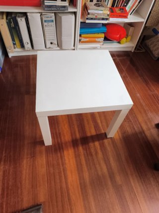 Mesa auxiliar blanca de madera