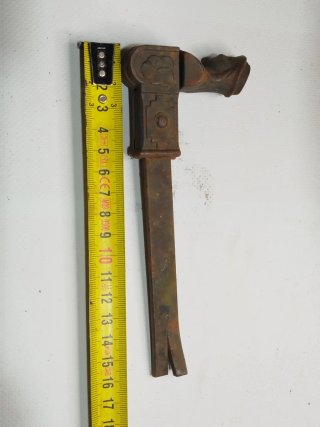 Sujeta contraventanas hierro antiguo figura mujer