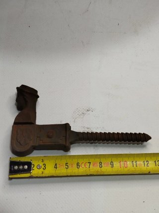 Sujeta contraventanas hierro antiguo figura mujer
