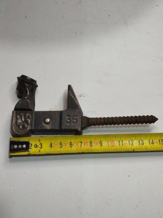 Sujeta contraventanas hierro antiguo figura mujer
