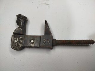 Sujeta contraventanas hierro antiguo figura mujer