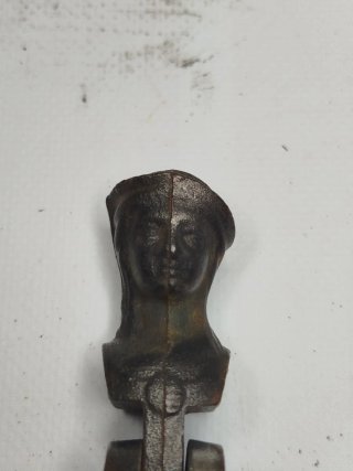 Sujeta contraventanas hierro antiguo figura mujer