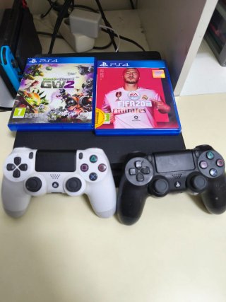 Consola PS4 + 2 Mandos + 2 Juegos