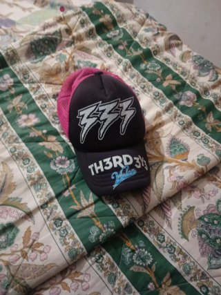 Gorra negra y rosa