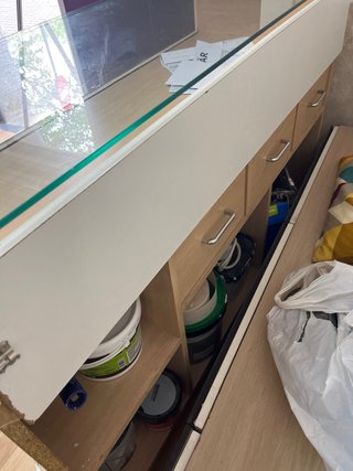 Mostrador de cristal y madera