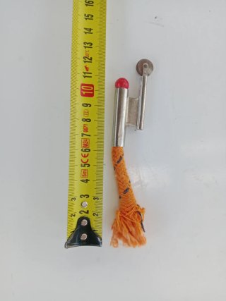 Mechero con cuerda naranja
