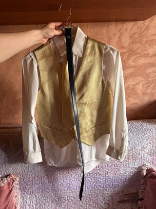 Traje de comunión beige y amarillo