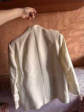 Traje de comunión beige y amarillo