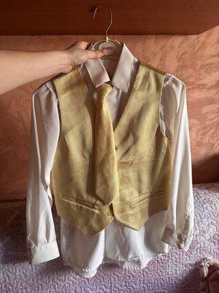 Traje de comunión beige y amarillo