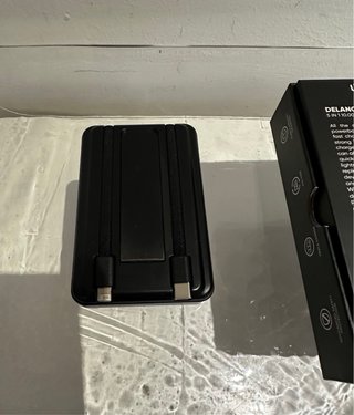 Powerbank magnetica con cavi integrati